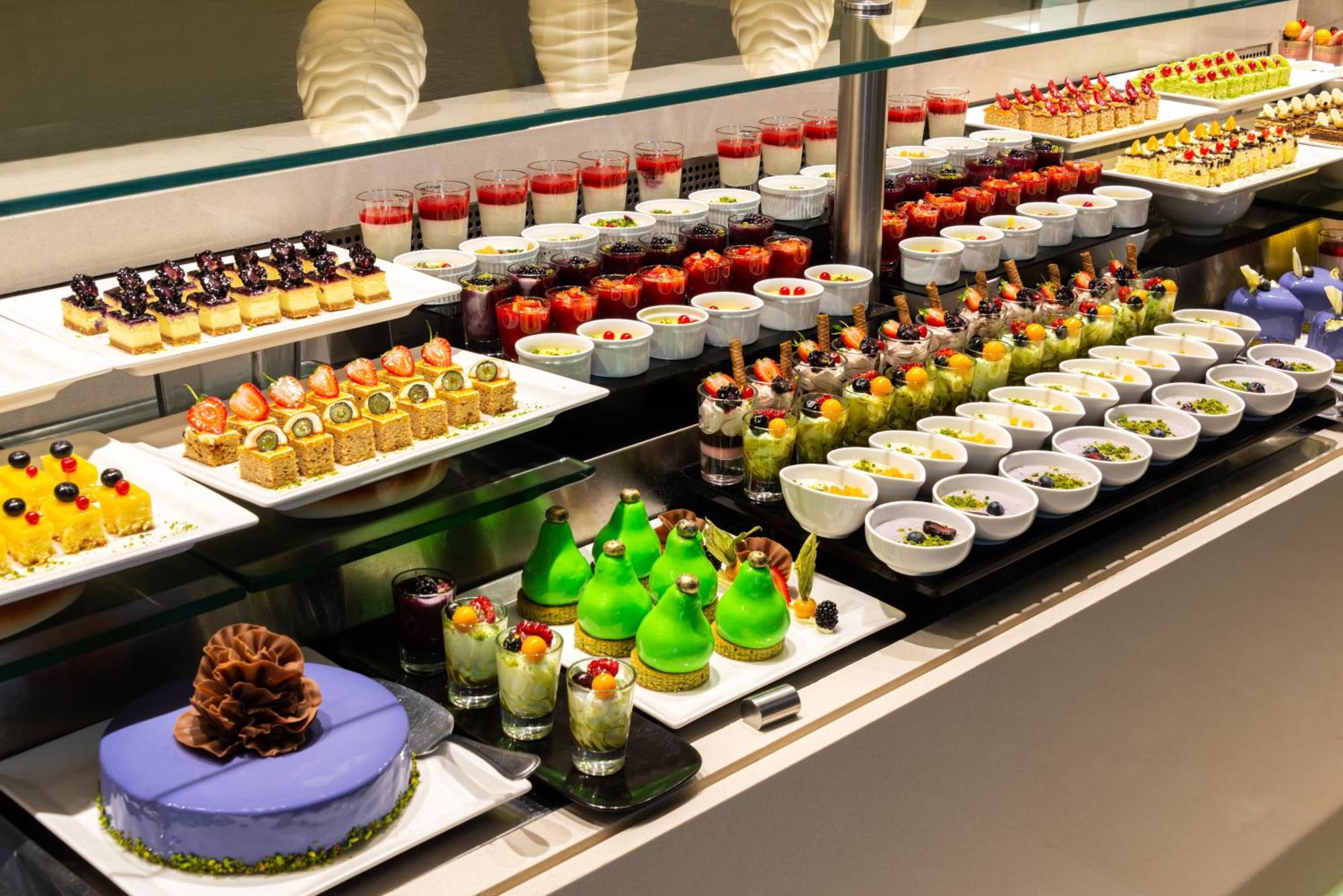 Narcissus Riyadh Hotel & Spa Exterior foto A dessert buffet